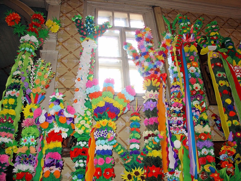 Palmy kurpiowskie [Źródło: https://pl.wikipedia.org/wiki/Palma_wielkanocna]
