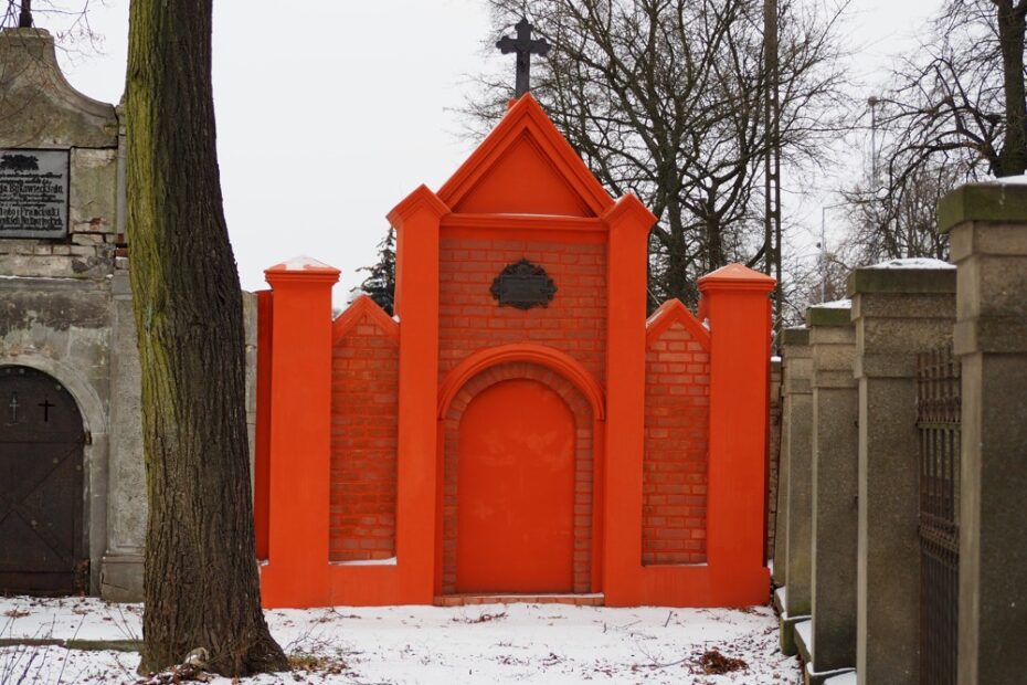 Grobowiec nr 1 na cmentarzu farnym (starym) w Wągrowcu. Odrestaurowany, zabytkowy grobowiec.
