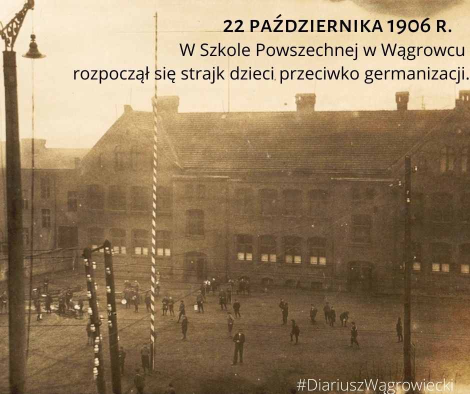 Infografika. Fotografia archiwalna. Szkoła Powszechna w Wągrowcu. Dziedziniec szkolny i gmach szkoły. Na dziedzińcu grupa dzieci i nauczyciel. Z lewej strony widoczny zawieszony na słupie dzwonek szkolny.