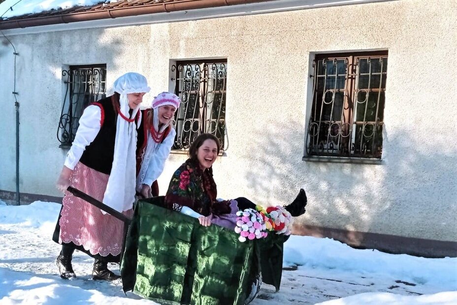 Wywożenie młodej mężatki na taczce podczas podkozołka.